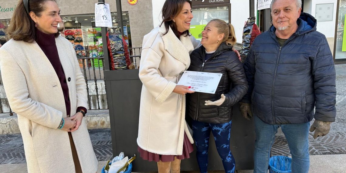 El Ayuntamiento homenajea a Isabel y a Juan, los castañeros de la plaza del Socorro, al cumplir 25 años manteniendo esta tradición