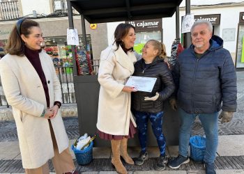 El Ayuntamiento homenajea a Isabel y a Juan, los castañeros de la plaza del Socorro, al cumplir 25 años manteniendo esta tradición