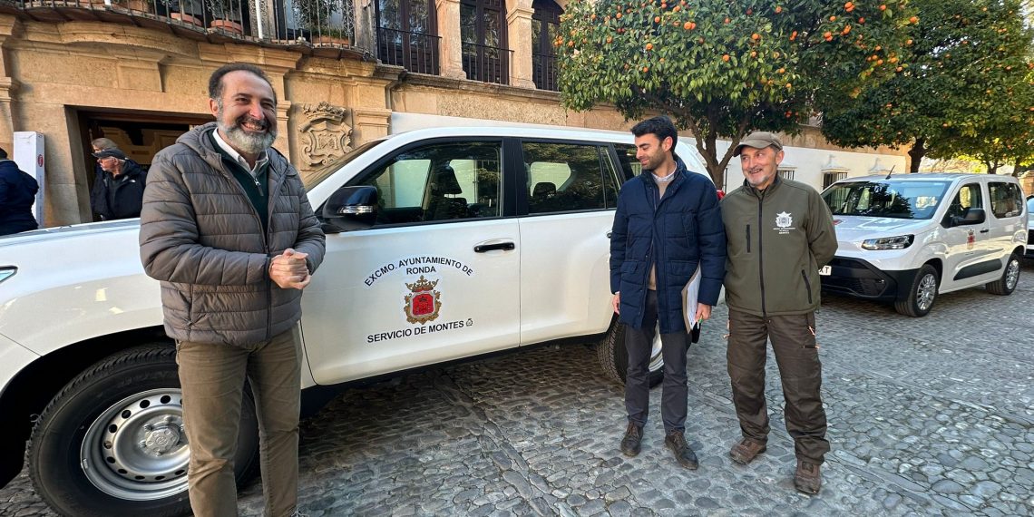 El Ayuntamiento amplía su parque móvil con dos nuevos vehículos para las delegaciones de Montes y de Parques y Jardines