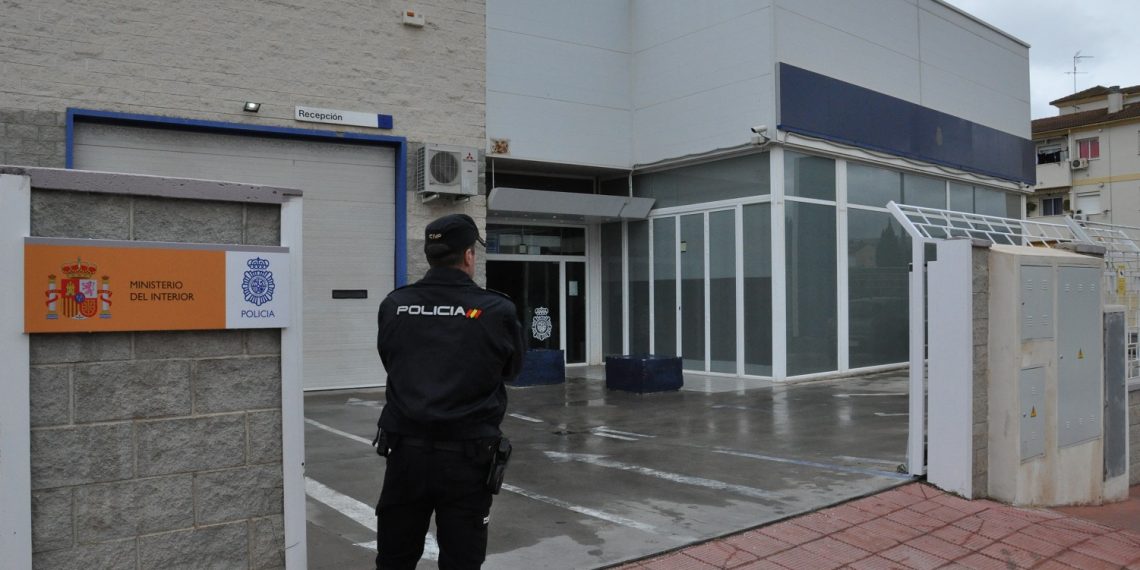 La Policía Nacional detiene en Ronda a una mujer tras intentar apuñalar a una menor que medió en un conflicto vecinal