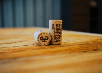 La bodega rondeña Huerto de La Condesa rinde homenaje a la Farola de Málaga en uno de sus vinos