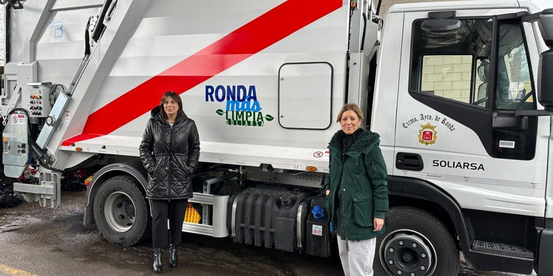 El Ayuntamiento avanza en la modernización de la empresa municipal de limpieza con la compra de un nuevo camión de carga trasera
