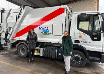 El Ayuntamiento avanza en la modernización de la empresa municipal de limpieza con la compra de un nuevo camión de carga trasera