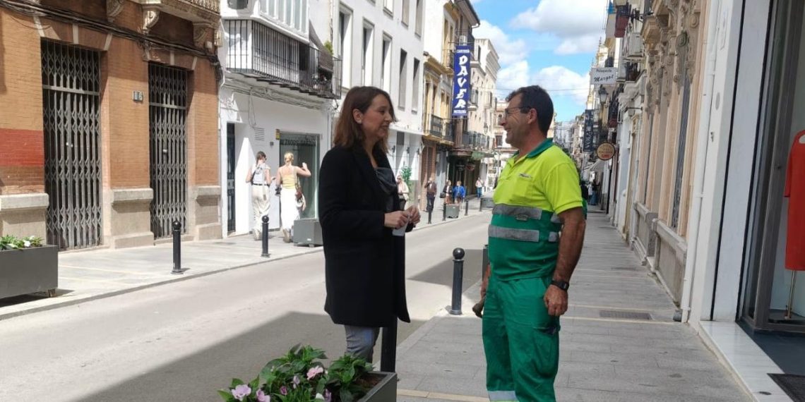 Parques y Jardines inicia una serie de actuaciones para mejorar las zonas ajardinadas de la ciudad y su decoración de cara a la Semana Santa
