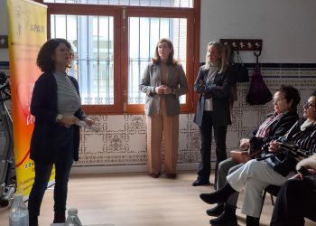 El alumnado de los talleres socioculturales asiste al taller ‘Cuida tu corazón’ impartido por la asociación APAM