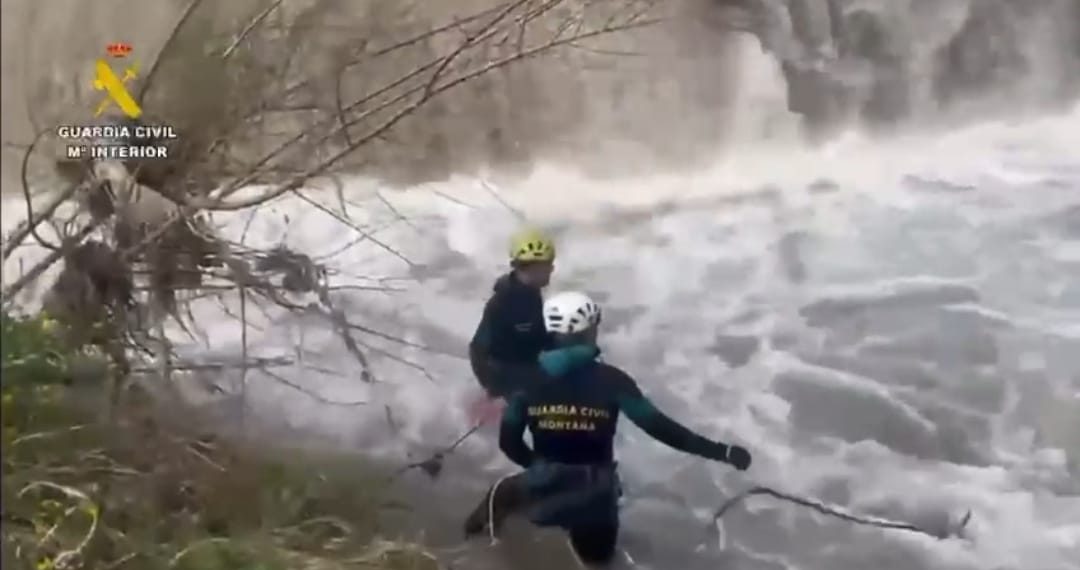 La Guardia Civil busca a un motorista arrastrado por el Genal en Pujerra