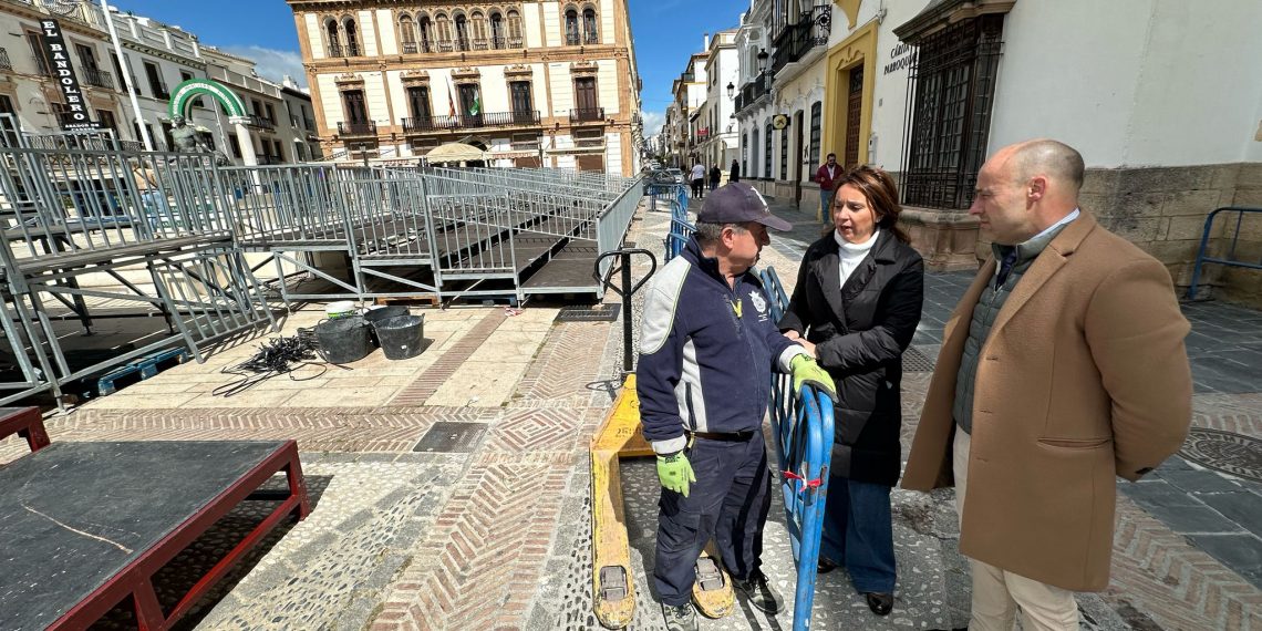 El Ayuntamiento inicia la instalación de la tribuna en la carrera oficial que tendrá novedades en la calle Molino y en la plaza del Socorro
