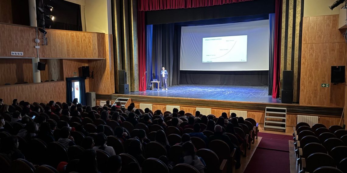 Casi 300 alumnos de Secundaria participan en una charla formativa sobre las ventajas y los riesgos de la Inteligencia Artificial