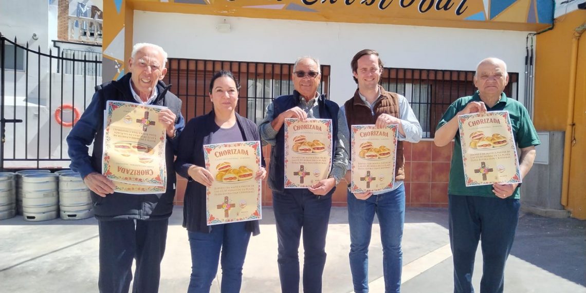 La asociación de vecinos de San Cristóbal y la Harinera, que pasa a denominarse así, celebra el Día del Trabajo con su tradicional chorizada