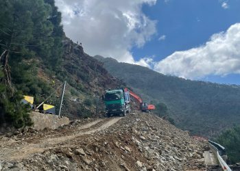 Las obras en la carretera A-397 continúan con el extendido de la malla de estabilización de la ladera 