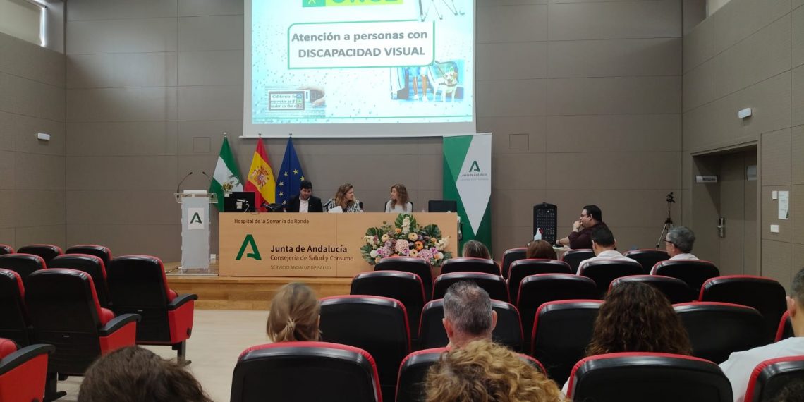 La ONCE y el Área Sanitaria de la Serranía de Ronda desarrollan la actividad ‘Con ojo clínico’
