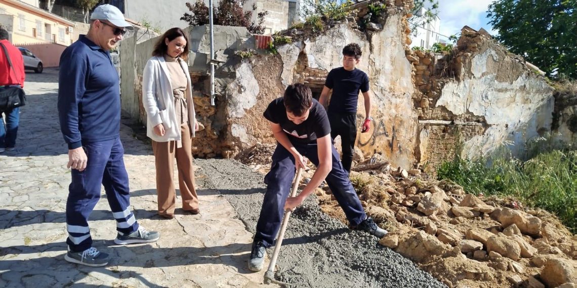 El Ayuntamiento interviene en la calle Tomilla para evitar nuevos derrumbes de muros de parcelas privadas