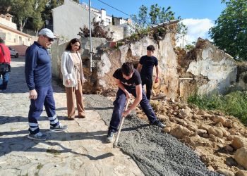 El Ayuntamiento interviene en la calle Tomilla para evitar nuevos derrumbes de muros de parcelas privadas