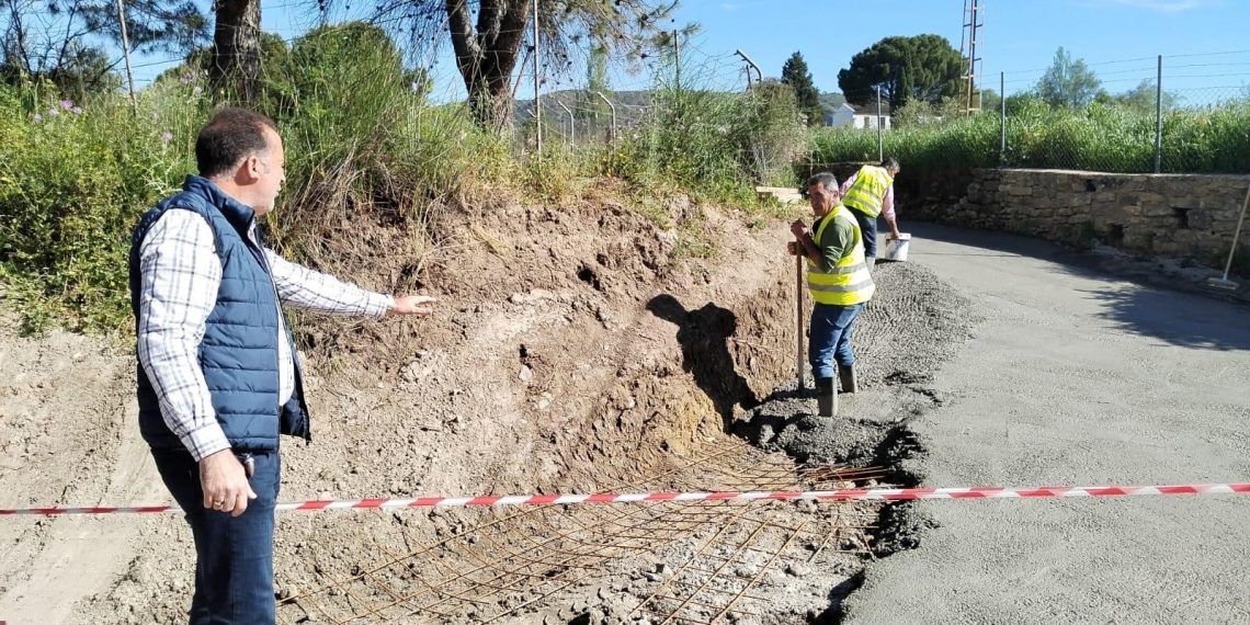 El Ayuntamiento continúa las mejoras financiadas con el PFEA en las pedanías, asfaltando el acceso a la pedanía de Fuente la Higuera