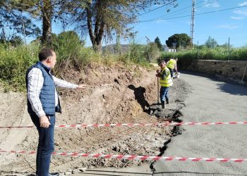 El Ayuntamiento continúa las mejoras financiadas con el PFEA en las pedanías, asfaltando el acceso a la pedanía de Fuente la Higuera
