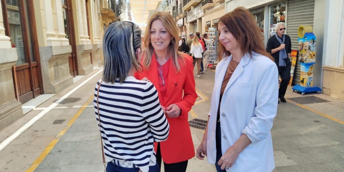 El Ayuntamiento inicia la colocación de los toldos en la calle Espinel que darán sombra para mitigar el calor durante los meses de verano