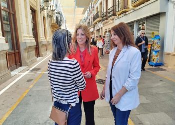 El Ayuntamiento inicia la colocación de los toldos en la calle Espinel que darán sombra para mitigar el calor durante los meses de verano
