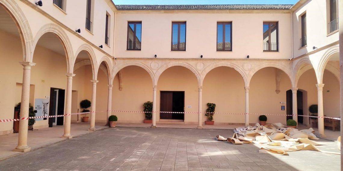 Turismo de Ronda invierte 40.000 euros en cambiar el toldo del patio del Convento de Santo Domingo gracias a los ingresos del Desfiladero del Tajo