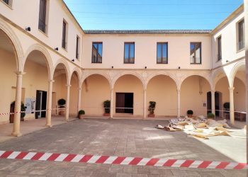 Turismo de Ronda invierte 40.000 euros en cambiar el toldo del patio del Convento de Santo Domingo gracias a los ingresos del Desfiladero del Tajo