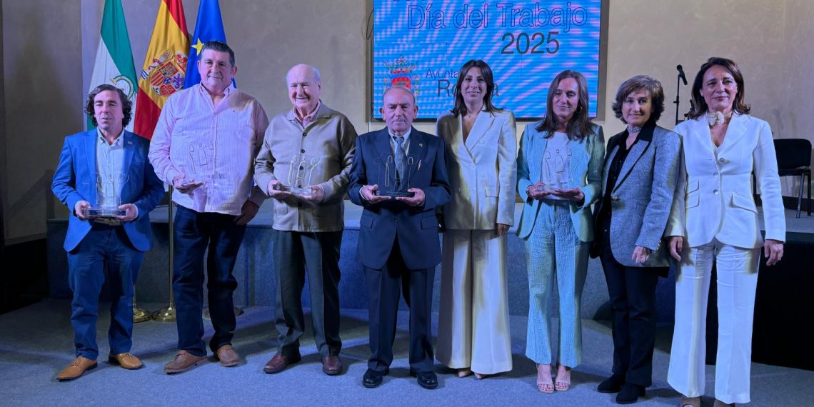 El Ayuntamiento reconoce a Calzados Garzón, Óptica Baca, Frasco Instalaciones, Antonio Gómez y Rafael Cintado por el Día del Trabajo