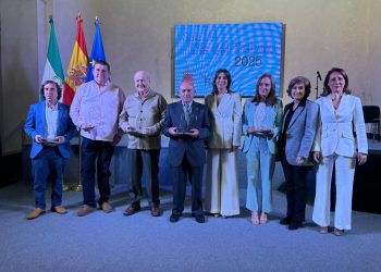 El Ayuntamiento reconoce a Calzados Garzón, Óptica Baca, Frasco Instalaciones, Antonio Gómez y Rafael Cintado por el Día del Trabajo