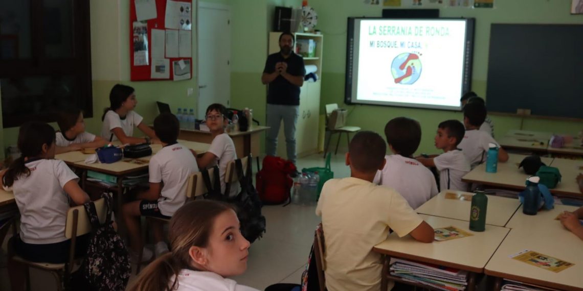 El Ayuntamiento lleva a los centros educativos una campaña para fomentar entre lo más jóvenes el reciclaje de residuos en los hogares