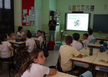 El Ayuntamiento lleva a los centros educativos una campaña para fomentar entre lo más jóvenes el reciclaje de residuos en los hogares