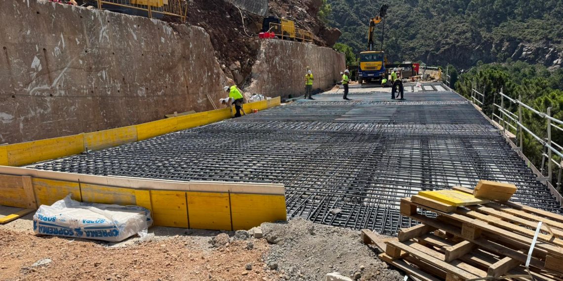 Las obras de reparación del puente de la carretera Ronda-San Pedro superan su ecuador