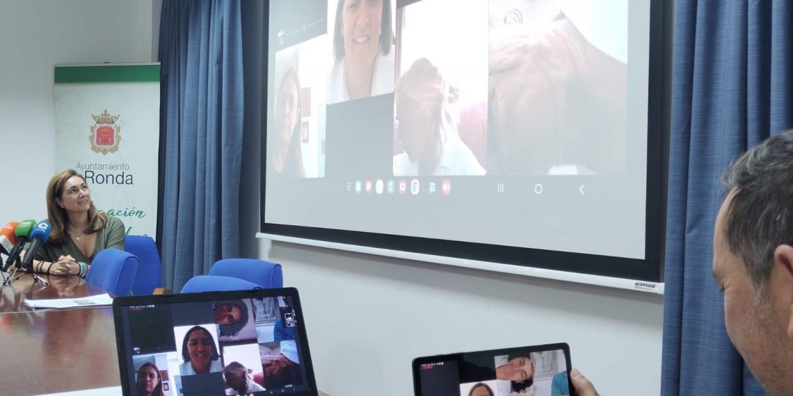 Las auxiliares de ayuda a domicilio del Ayuntamiento comienzan a utilizar nuevos dispositivos que mejoran su labor y la atención a los usuarios