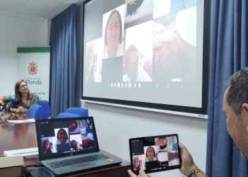 Las auxiliares de ayuda a domicilio del Ayuntamiento comienzan a utilizar nuevos dispositivos que mejoran su labor y la atención a los usuarios