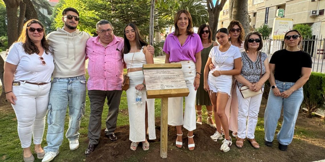 El Ayuntamiento de Ronda homenajea a ‘María, la del quiosco’ de la Alameda plantando un árbol conmemorativo