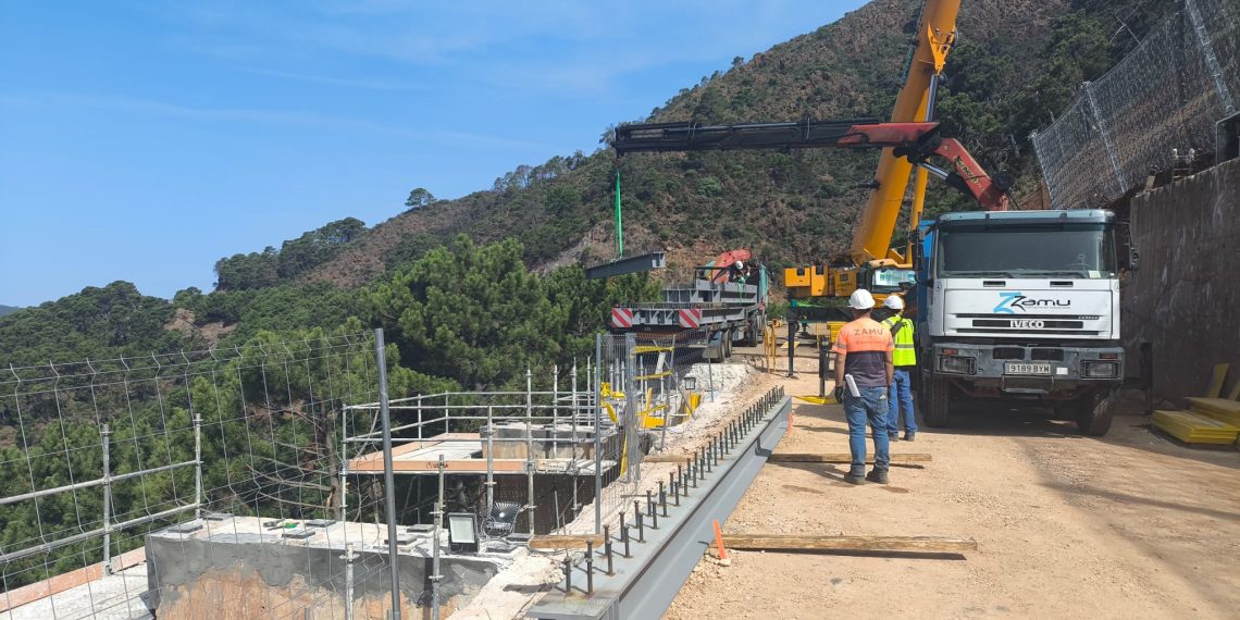 Se instalan las primeras vigas del nuevo tablero de la carretera Ronda-San Pedro