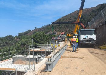 Se instalan las primeras vigas del nuevo tablero de la carretera Ronda-San Pedro