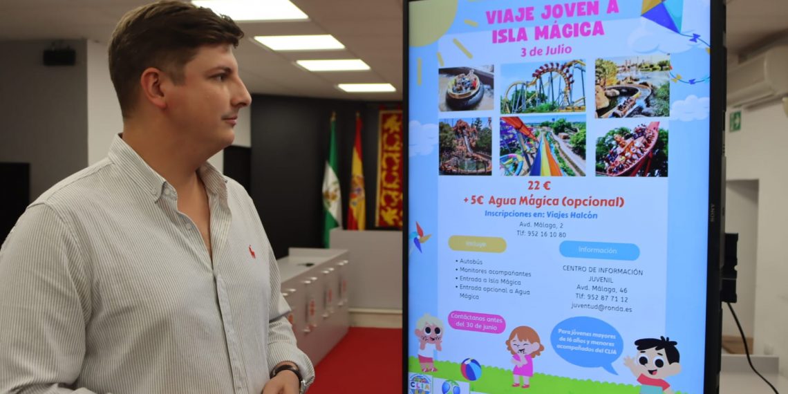 La excursión a Isla Mágica abre las actividades programadas por la delegación de Juventud para el verano