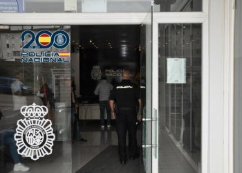 Detienen a dos jóvenes por tirar al suelo a una mujer de 80 para robarle el bolso