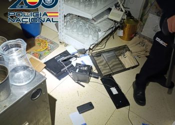 La Policía Nacional detiene al responsable de un robo con fuerza en un bar tras seguir la pista de su teléfono móvil, que perdió en el establecimiento