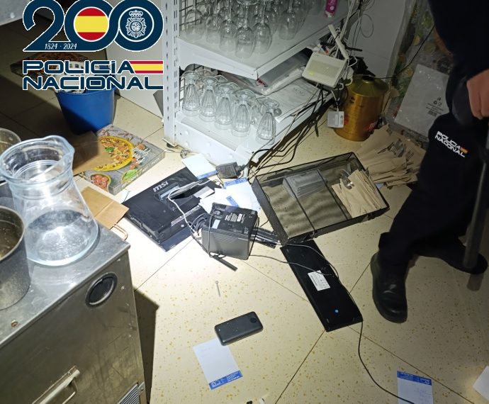 La Policía Nacional detiene al responsable de un robo con fuerza en un bar tras seguir la pista de su teléfono móvil, que perdió en el establecimiento