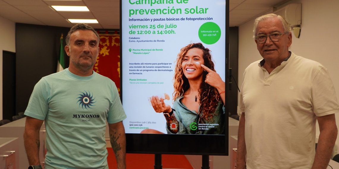 El Área de Deportes y la AECC de Ronda y la Serranía repiten la campaña contra el cáncer de piel en la piscina municipal ‘Manolo López’