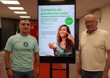 El Área de Deportes y la AECC de Ronda y la Serranía repiten la campaña contra el cáncer de piel en la piscina municipal ‘Manolo López’