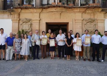 El Ayuntamiento entrega los premios del concurso que ha reconocido a las mejores vestimentas y decoración de estancias de Ronda Romántica 2025