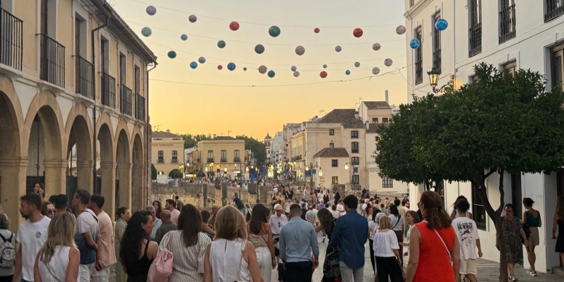 La Noche en Blanco vuelve a reunir a cientos de personas en torno a la cultura