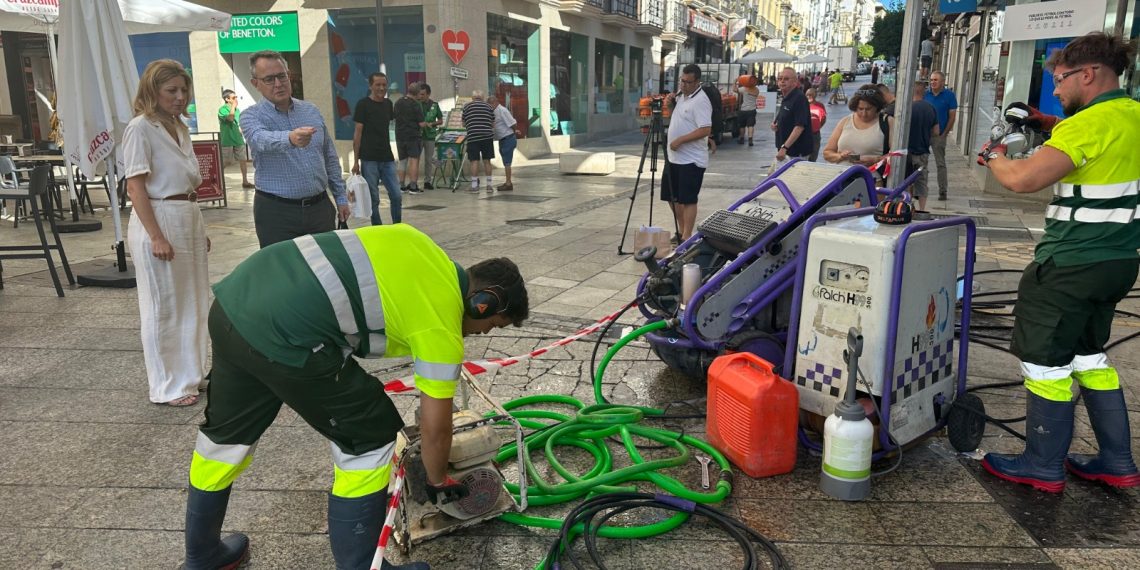 El Ayuntamiento inicia una actuación específica para limpiar a fondo la solería de la calle Espinel