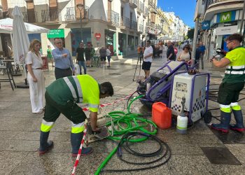 El Ayuntamiento inicia una actuación específica para limpiar a fondo la solería de la calle Espinel