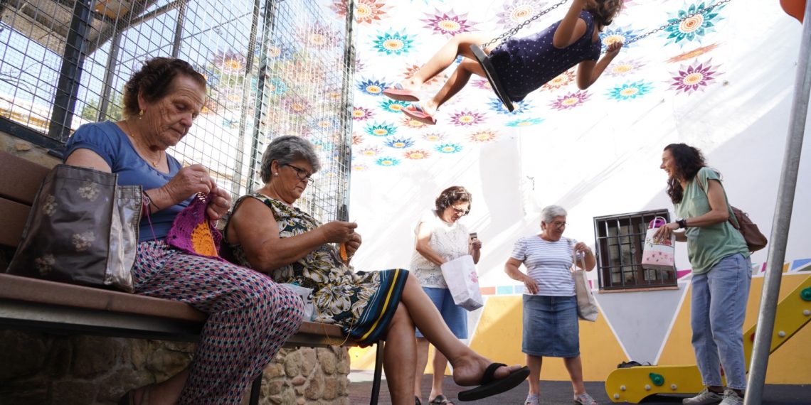 Vecinos de Algatocín tejen un toldo de ganchillo de grandes dimensiones para adornar el municipio