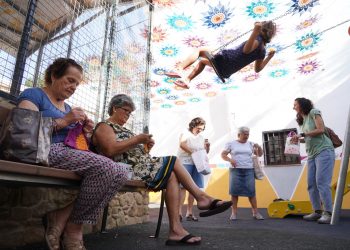 Vecinos de Algatocín tejen un toldo de ganchillo de grandes dimensiones para adornar el municipio
