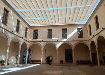 Turismo de Ronda realiza actuaciones para mejorar el patrimonio monumental como la renovación de los toldos que dan sombra al claustro de Santo Domingo