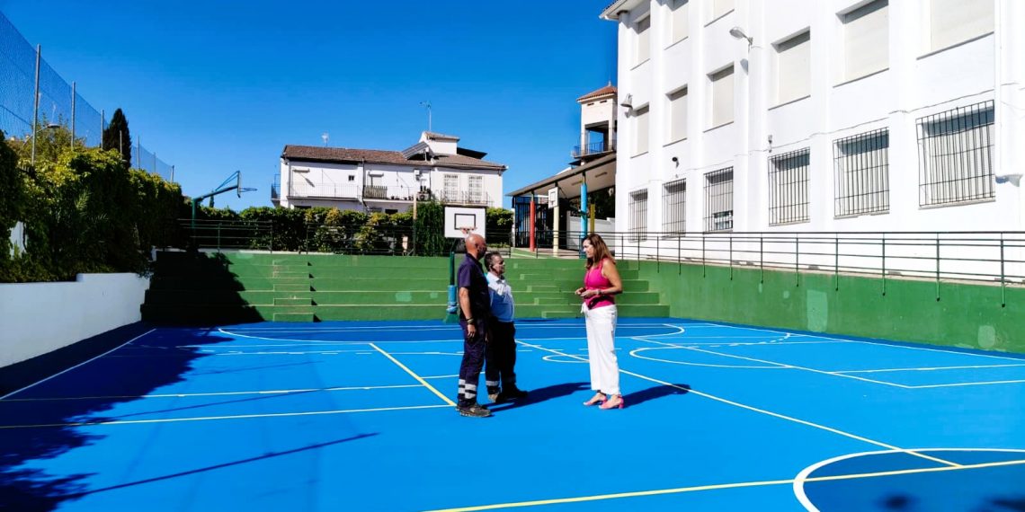 El Ayuntamiento finaliza el acondicionamiento de la pista deportiva del colegio ‘Miguel de Cervantes’ con pavimento antideslizante