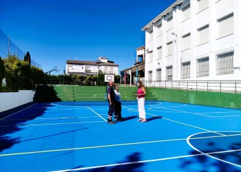 El Ayuntamiento finaliza el acondicionamiento de la pista deportiva del colegio ‘Miguel de Cervantes’ con pavimento antideslizante