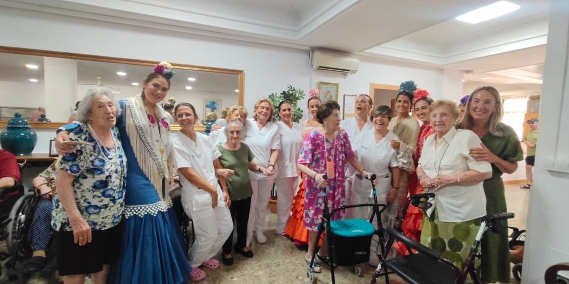 Las Damas Goyesca y su presidenta realizan la tradicional visita a diferentes colectivos y asociaciones de la ciudad