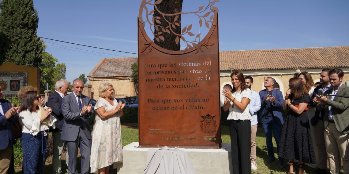 El Ayuntamiento de Ronda dedica un monumento a las víctimas del terrorismo